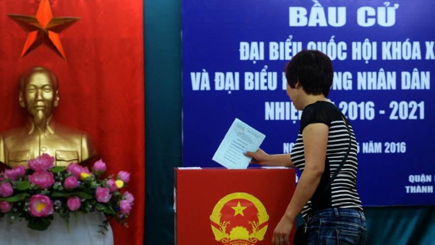 Une femme vote pour les élections législatives à Hanoï, le 22 mai 21016