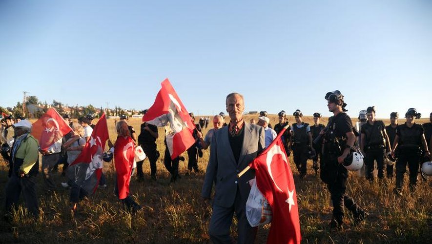 Des manifestants turcs, en route vers le tribunal de Silivri, près d'Istanbul, le 5 août 2013