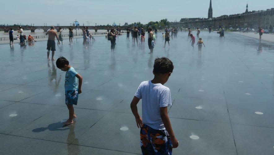 Un miroir d'eau dans le centre-ville de Bordeaux, le 3 juillet 2015