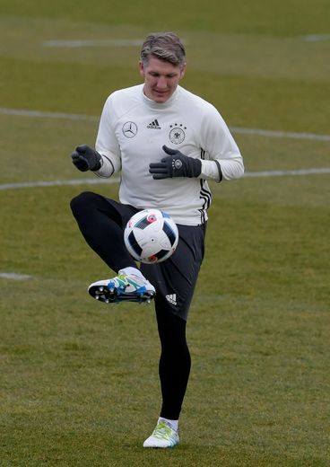 Le milieu et capitaine de l'Allemagne Bastian Schweinsteiger contrôle le ballon lors d'une séance d'entraînement le 22 mars 2016 à Berlin