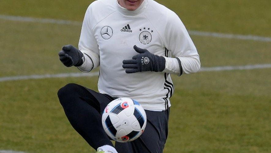 Le milieu et capitaine de l'Allemagne Bastian Schweinsteiger contrôle le ballon lors d'une séance d'entraînement le 22 mars 2016 à Berlin