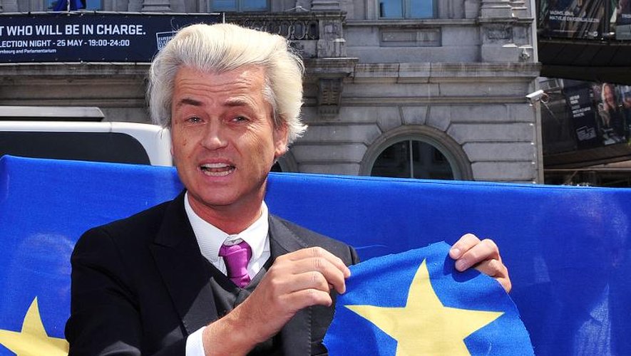 Le dirigeant du groupe populiste néerlandais abti immigrés, et anti Islam, Geert Wilders a "symboliquement" découpé une étoile dorée sur un drapeau de l'UE mardi à Bruxelles pour, selon lui, indiquer que les Pays-bas souhaitent quitte