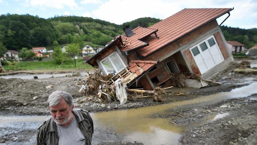 Un homme le 20 mai 2014 au milieu du village dévasté de  Krupanj dans la région de Belgrade