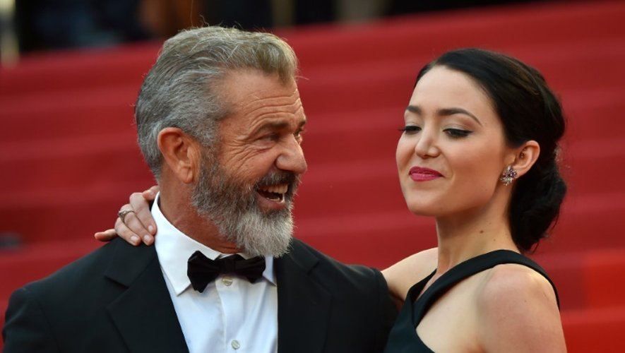 Mel Gibson et sa femme Rosalind Ross posent à Cannes le 22 mai 2016 pour la cérémonie de clôture du festival