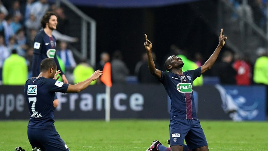 Les milieux de terrain Blaise Matuidi (d) et Lucas (g) en liesse après la victoire du PSG au détriment de Marseille en finale de la Coupe de France au Stade de France, le 21 mai 2016