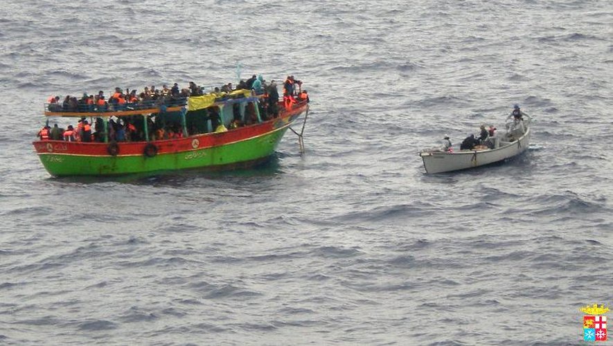 Le 20 mai 2014, un bateau plein de migrants durant une opération de sauvetage menée par la Marine italienne au large de la Sicile