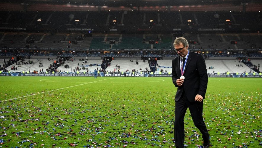 L'entraîneur Laurent Blanc quitte la pelouse du Stade de France après la victoire du PSG face à Marseille en finale de la Coupe de France, le 21 mai 2016