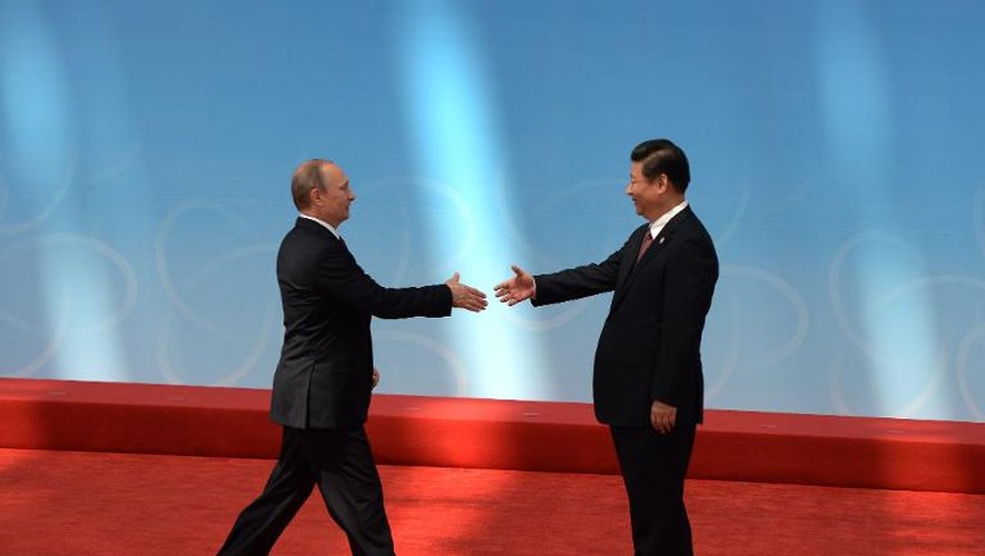 Le président russe Vladimir Poutine (g) et le président chinois Xi Jinping, le 21 mai 2014 à Shanghaï