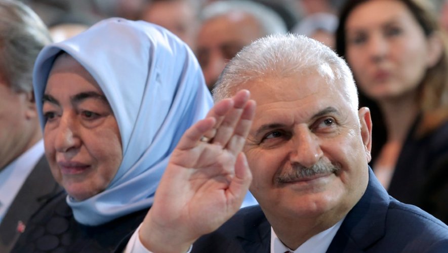 Binali Yildirim (D) aux côtés de son épouse Semiha à Ankara le 22 mai 2016