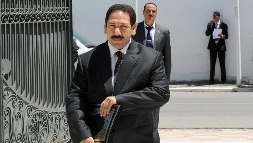 Lotfi Ben Jeddou (c), ministre tunisien de l'Intérieur, arrive au bureau du Premier ministre, le 3 août 2013 à Carthage