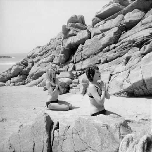 Les actrices françaises Brigitte Bardot (g) et Annie Girardot interprètent une scène du film "Les Novices" de Guy Casaril, en juin 1970, sur une plage près de Dinard, en Ille-et-Vilaine