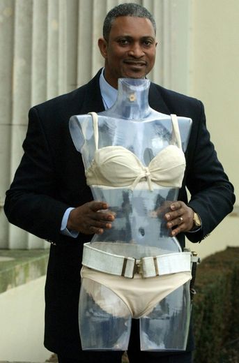 Geraldo Eghan, alors chef de la sécurité de la maison d'enchères Christie's, présente le légendaire bikini porté par l'actrice Ursula Andress dans "James Bond contre Dr No" le 2 février 2001 à Slough, en Angleterre