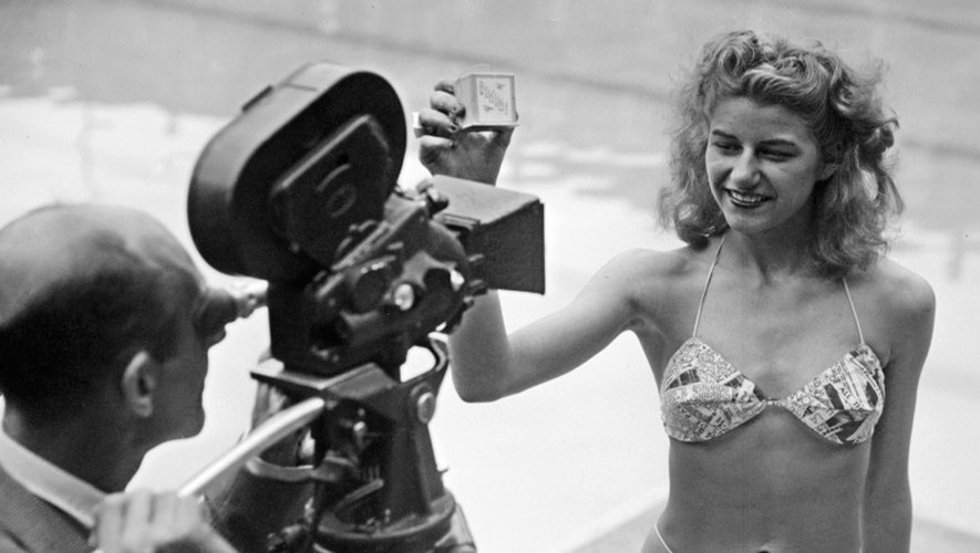 Présentation du premier bikini, créé par Louis Réard, le 5 juillet 1946 à la piscine Molitor à Paris