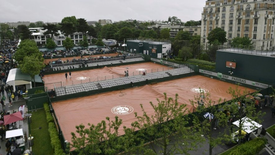 Les courts de Roland-Garros couverts de bâches, le 22 mai 2016