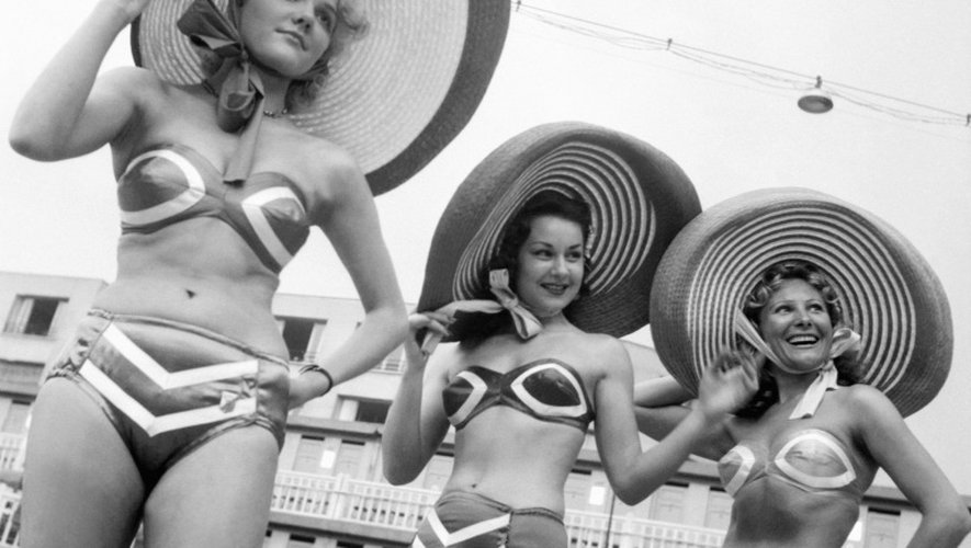 Des mannequins présentent des maillots de bain le 8 juin 1951 à la piscine Molitor à Paris