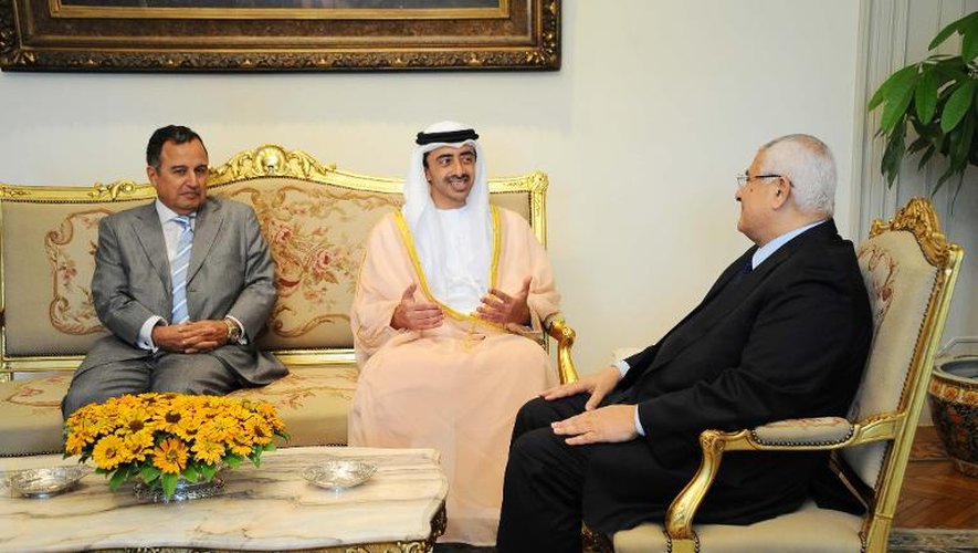 Le président égyptien Adly Mansour (d), le ministre émirati des Affaires étrangères Sheikh Abdullah bin Zayed bin Sultan al-Nahyan (c), le 4 août 2013 au Caire
