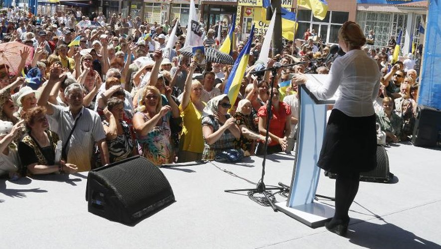 Photo fournie le 21 mai 2014 par le service de presse de Ioulia Timochenko montrant la candidate ukrainienne s'exprimant lors d'un meeting électoral dans la ville de Sumy (nord)