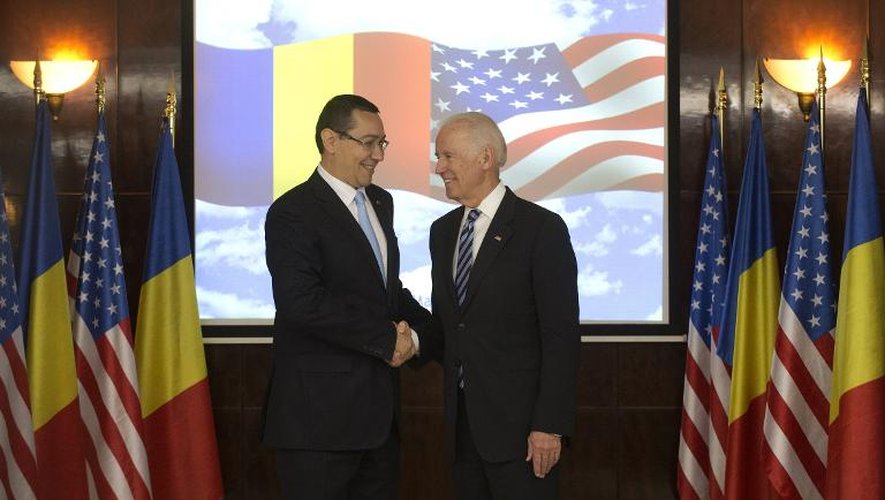 Le vice-président américain Joe Biden (d) accueilli par le Premier ministre roumain Victor Ponta à Bucarest le 21 mai 2014