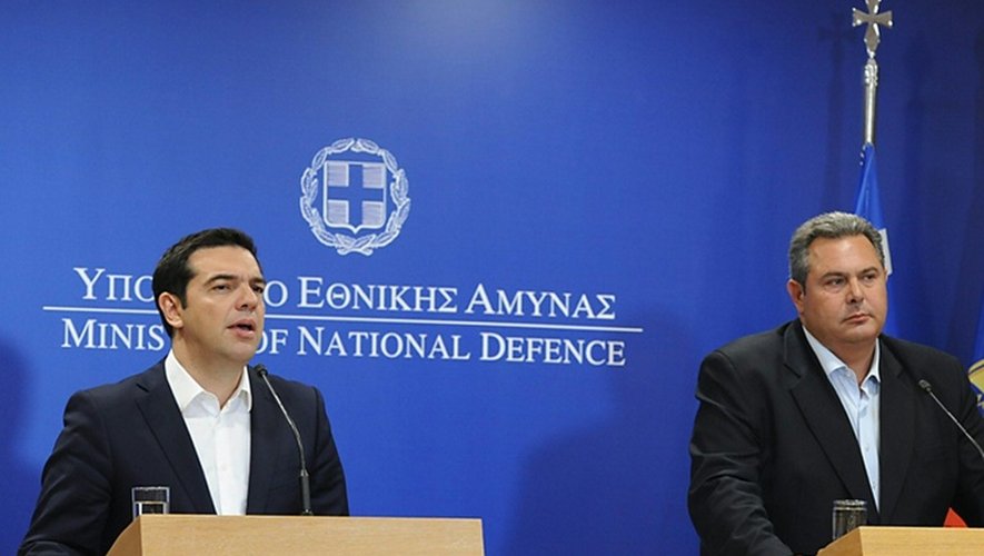 Le Premier ministre Alexis Tsipras et le ministre de la Défense et chef du parti des Indépendants, Panos Kamenos, lors d'une conférence de presse le 2 juillet 2015 à Athènes