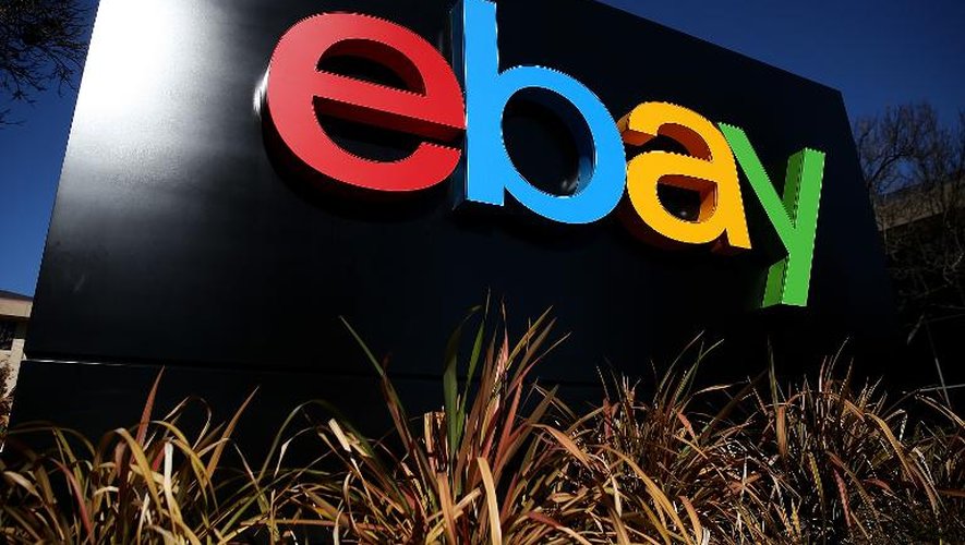 Le logo de eBay devant le siège social du groupe en Californie, le 22 janvier 2014