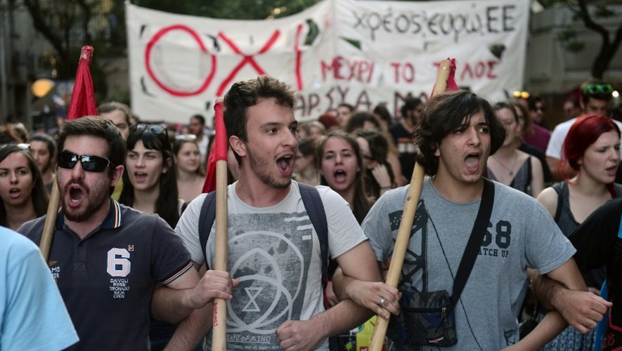 Des jeunes, partisans du "non" au référendum, manifestent le 2 juillet 2015 à Athènes