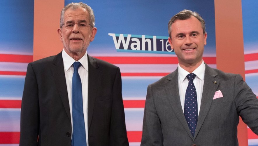 Les candidats à la présidentielle autrichienne Alexander Van der Bellen (à gauche) et Norbert Hofer à Vienne le 22 mai 2016