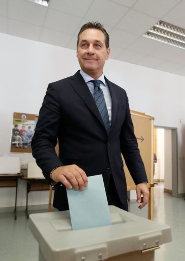 Le leader du Parti autrichien pour la liberté, Heinz-Christian Strache, vote à Vienne le 22 mai 2016