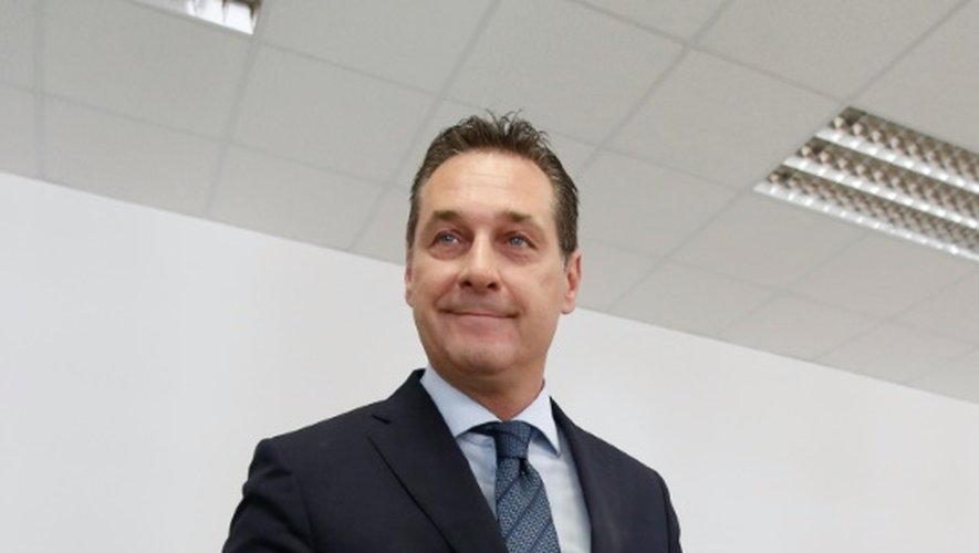 Le leader du Parti autrichien pour la liberté, Heinz-Christian Strache, vote à Vienne le 22 mai 2016
