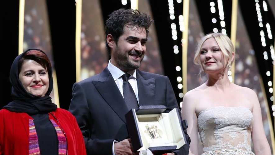 L'acteur iranien Shahab Hosseini pose avec les membres du jury Katayoon Shahabi (à gauche) et Kirsten Dunst (à droite) à Cannes le 22 mai 2016