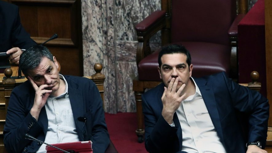Le Premier ministre grec Alexis Tsipras (à droite) et le ministre des finances Euclid Tsakalotos au Parlement à Athènes le 22 mai 2016