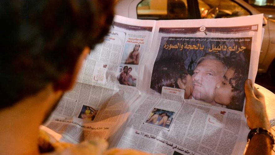 Un homme lit un article sur le pédophile espagnol grâcié par erreur par le roi du Maroc, le 5 août 2013 à Rabat