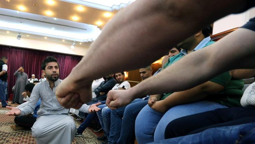 Des Irakiens prennent part au jeu de "l'anneau caché", à Bagdad, le 6 août 2013