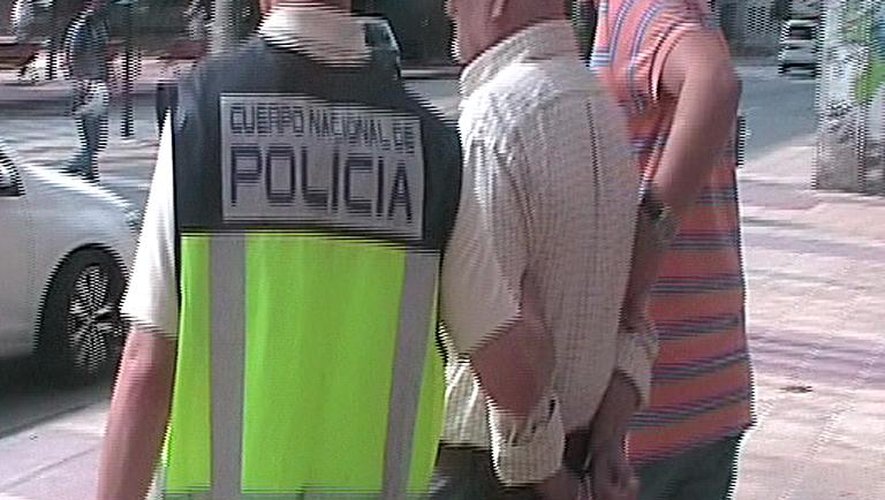 La police espagnole escorte Daniel Galvan (c), le 5 août 2013 après son arrestation à Murcie