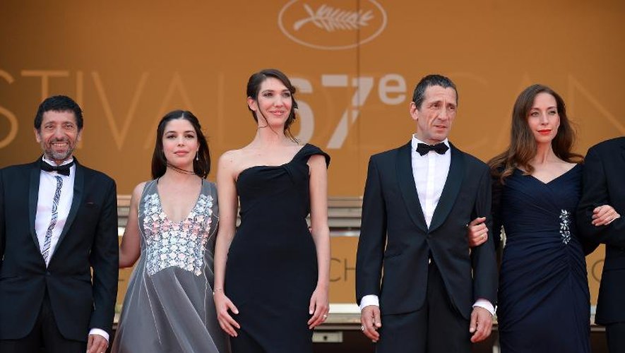 L'acteur Kamel Abdelli, les actrices Héloïse Godet, Zoé Bruneau, l'acteur Richard Chevallier et l'actrice américaine Jessica Erickson, posent avant la projecyion du film de Jean-Luc Godard "Adieu au Language" au 67e Festival de Cannes le 21 ma