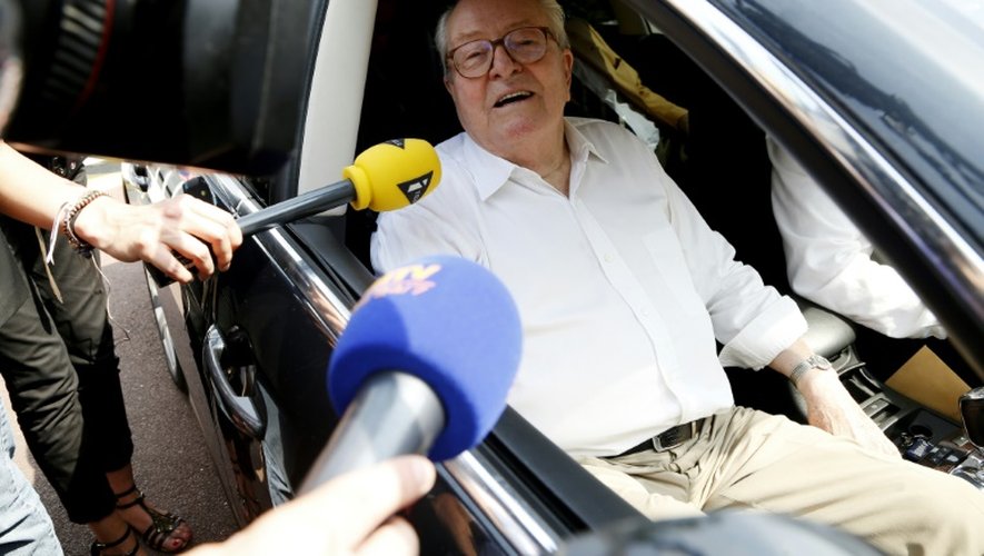 Jean-Marie Le Pen parle aux journalistes en arrivant au siège du Front national à Nanterre le 3 juillet 2015
