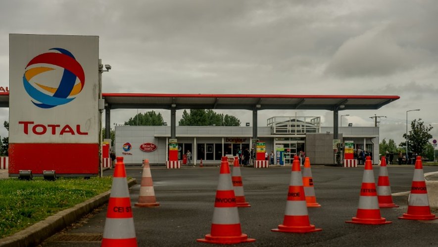 Station-service fermée le 22 mai 2016 sur l'A25 près de Steenvoorde dans le nord de la France