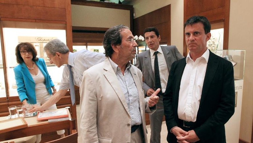 Manuel Valls (d) en visite dans une bijouterie de Cannes, le 6 août 2013
