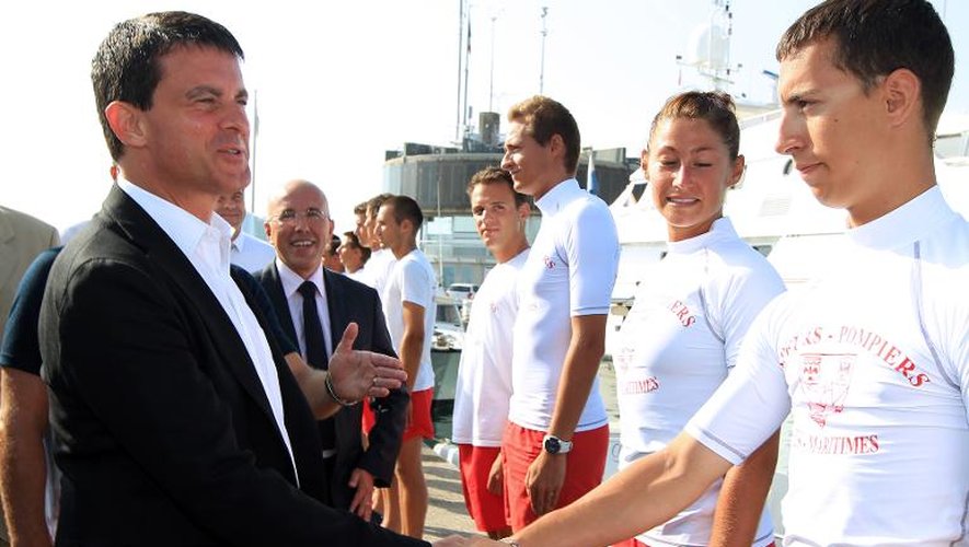 Manuel Valls salue des secouristes des plages d'Antibes près de Cannes, le 6 août 2013