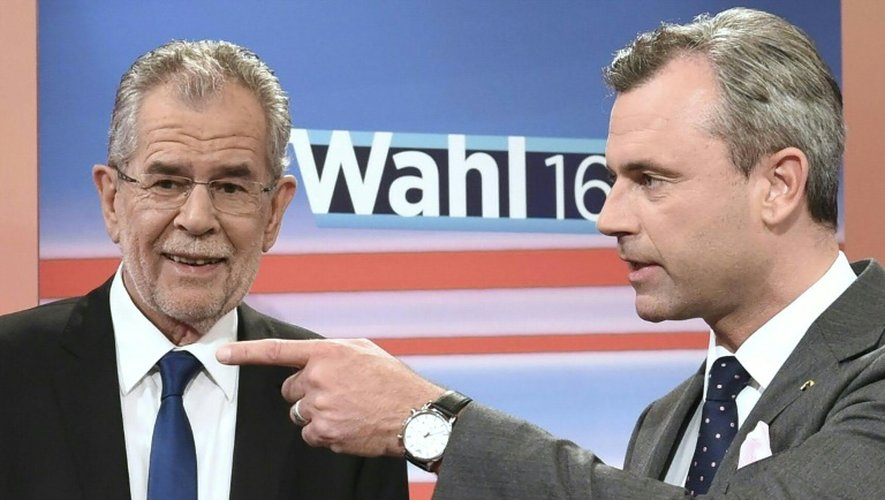 Alexander Van der Bellen et Norbert Hofer à l'issue d'un débat télévisé le 22 mai 2016 à Vienne