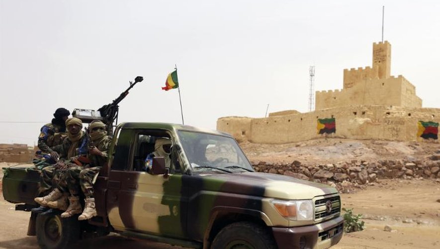 Des soldats maliens patrouillent à Kidal, dans le nord du Mali, le 29 juillet 2013