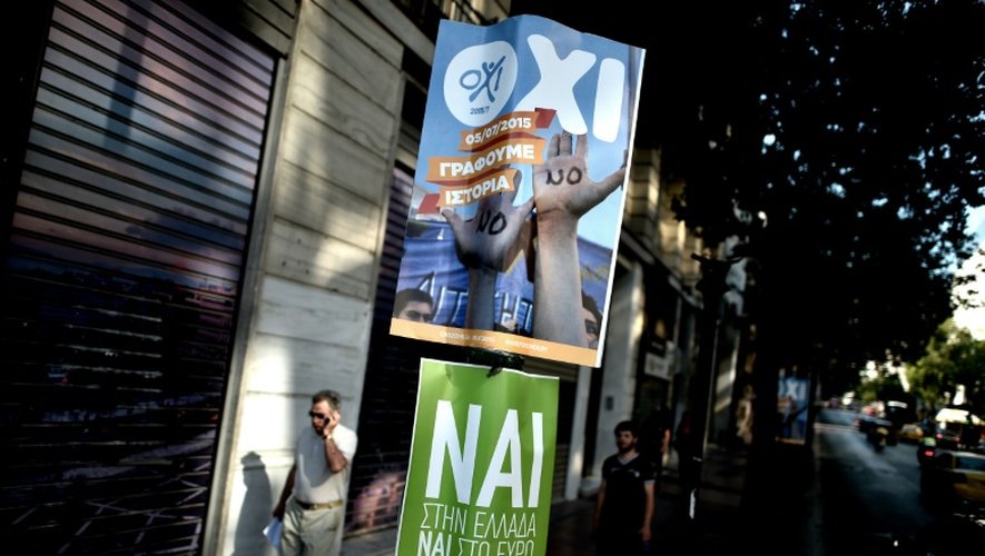 Affiches électorales pour le "non" (H) et le "oui" (B) le 3 juillet 2015 à Athènes