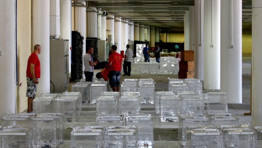 Des urnes électorales alignées dans un hangar le 2 juillet 2015 à Tessalonique