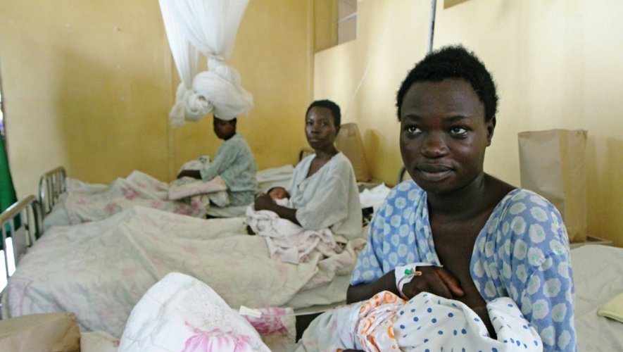 Une jeune maman et des femmes enceintes, hospitalisées le 27 avril 2016 à Nyarukombe dans le cadre de  "RapidSMS", un programme de suivi médical des grossesses et des enfants jusqu'à deux ans