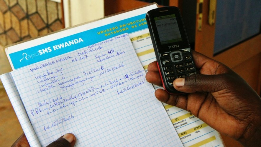 Enregistrement de données d'une femme enceinte par SMS dans le cadre du programme "RapidSMS" le 27 avril 2016 à Nyarukombe