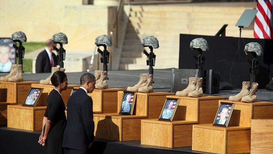 Le président Barack Obama et son épouse Michelle se recueillent, le 10 novembre 2009 devant les portaits des soldats morts lors d'une fusillade sur la base militaire de Fort Hood, au Texas