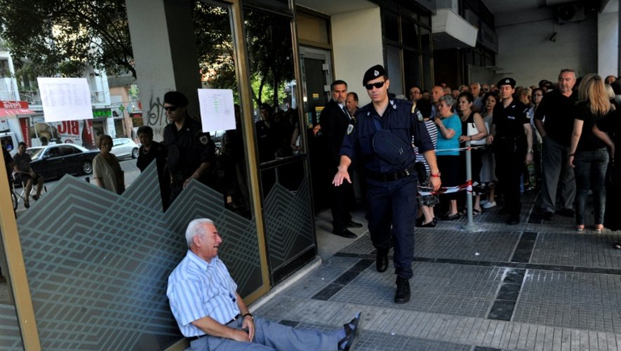 Un homme en pleurs à l'entrée d'une agence bancaire le 3 juillet 2015 à Tessalonique