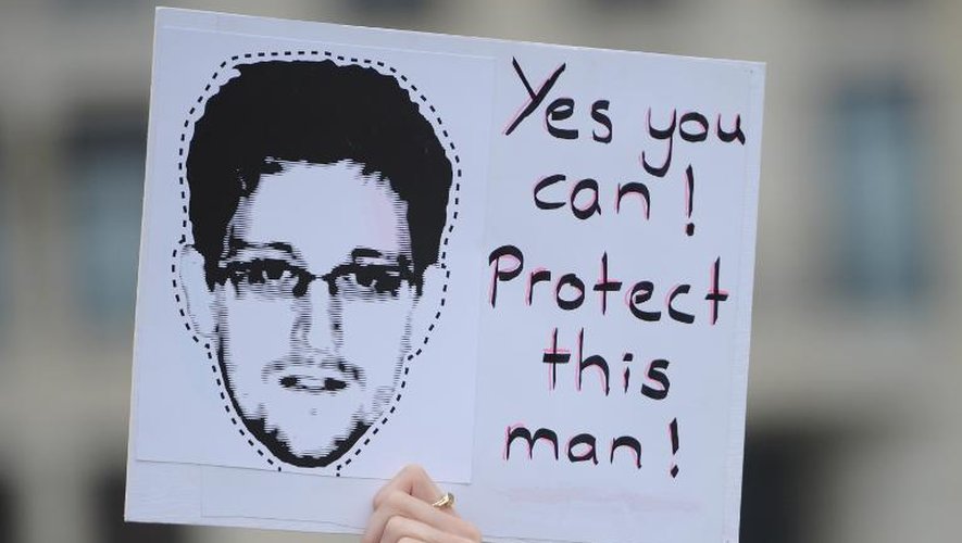 Un manifestant brandit une pancarte appelant à protéger Edward Snowden le 24 juillet 2013 à Berlin