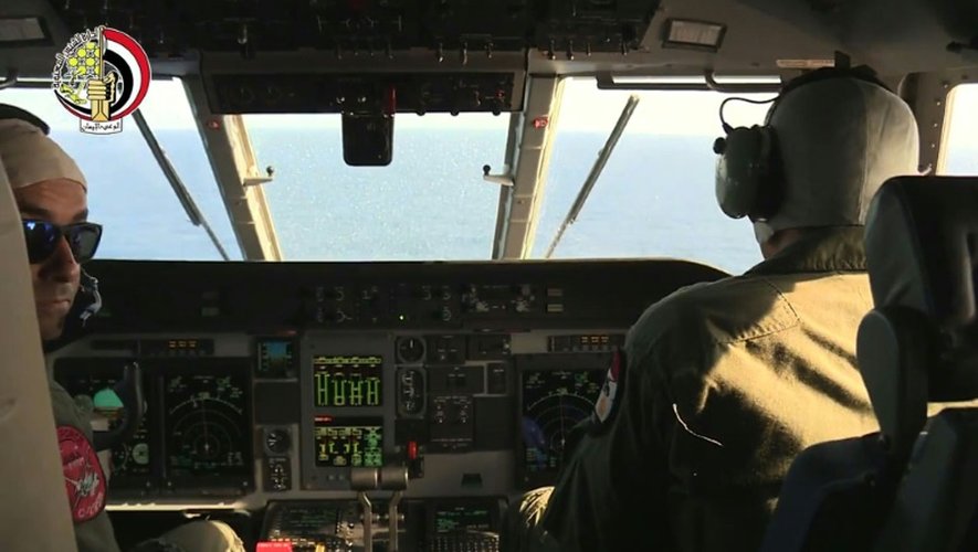 Capture d'écran d'une video du ministère égyptien de la Défense, montrant les recherches de l'A320 le 20 mai 2016 en Méditerranée