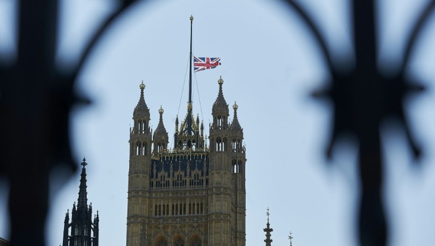 Le drapeau britannique ramené à mi-mât sur la Tour Victoria à la mémoire des 30 Britanniques tués une semaine plus tôt dans un attentat en Tunisie, le 3 juillet 2015 à Londres