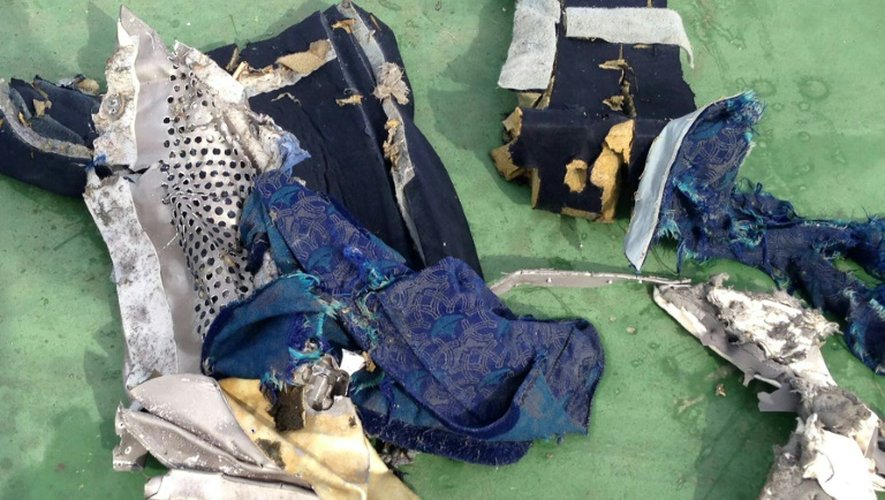 Une photo diffusée le 21 mai 2016 sur la page Facebook du porte-parole de l'armée égyptienne montrant des débris trouvés dans la mer Méditerranée après le crash de l'Airbus A320